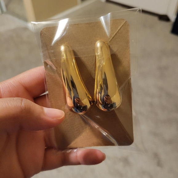 New without tags gold drop earrings - Picture 3 of 5